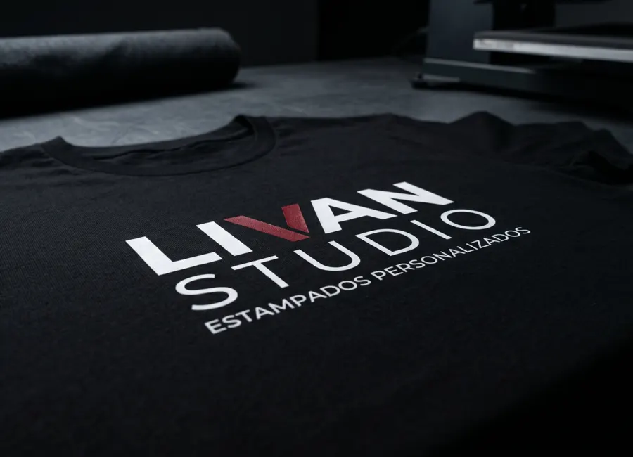 Camiseta negra con logotipo LIVAN STUDIO