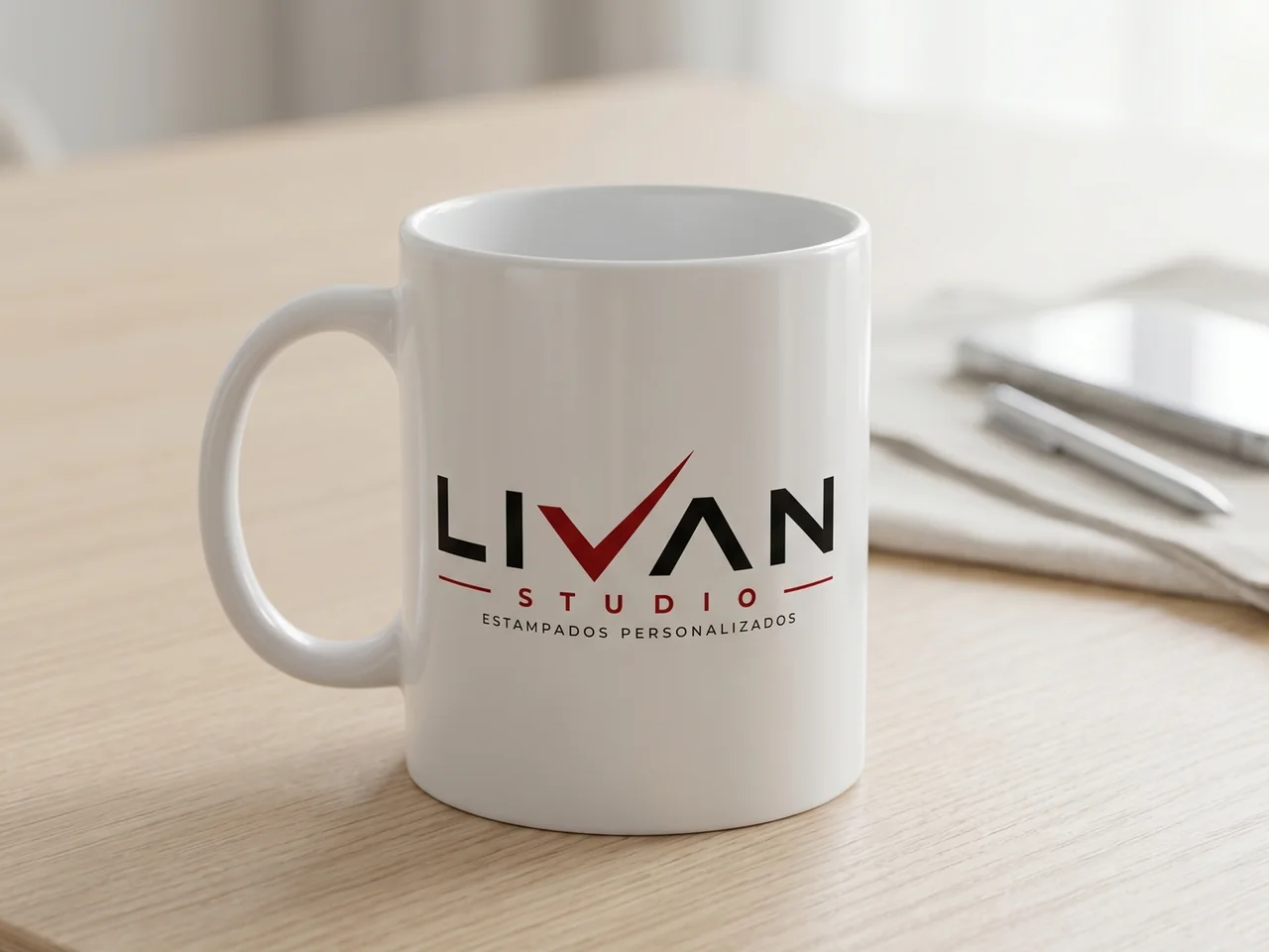 Taza blanca personalizada con identidad de marca
